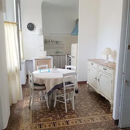 In Sleeps 6 Apartment *